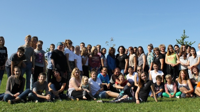 Saulainā rudens sestdienā, 10. septembrī, Likteņdārzā notika 8.Award rudens talka.