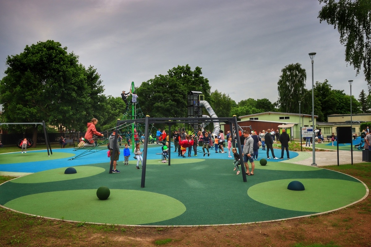 rotaļu laukuma “Saules parks” atklāšanā.