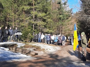 Atceres pasākums Īlē pie nacionālo partizānu bunkura