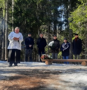 Atceres pasākums Īlē pie nacionālo partizānu bunkura