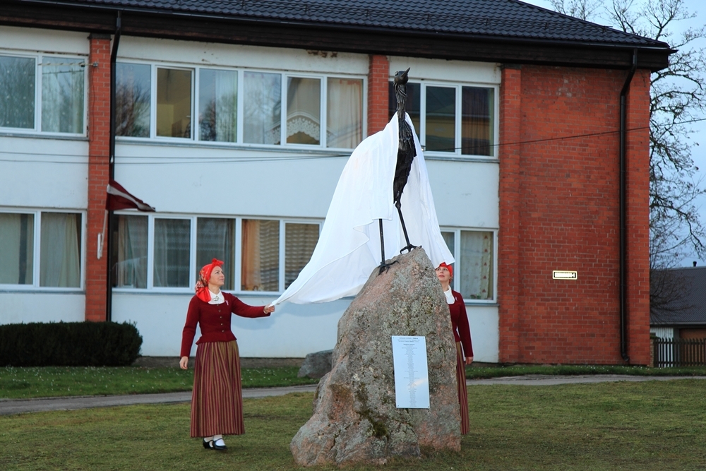 Lielaucnieku godināšana un Dzērves statujas atklāšana