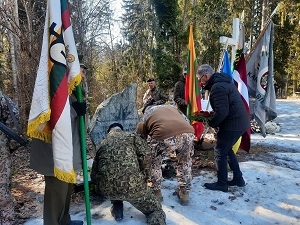 Atceres pasākums Īlē pie nacionālo partizānu bunkura