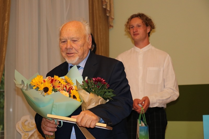 laureātu cildināšanas ceremonija