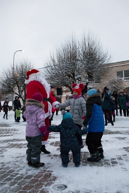 Aucē iedegta galvenā svētku egle