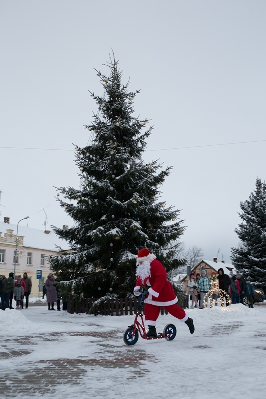 Aucē iedegta galvenā svētku egle