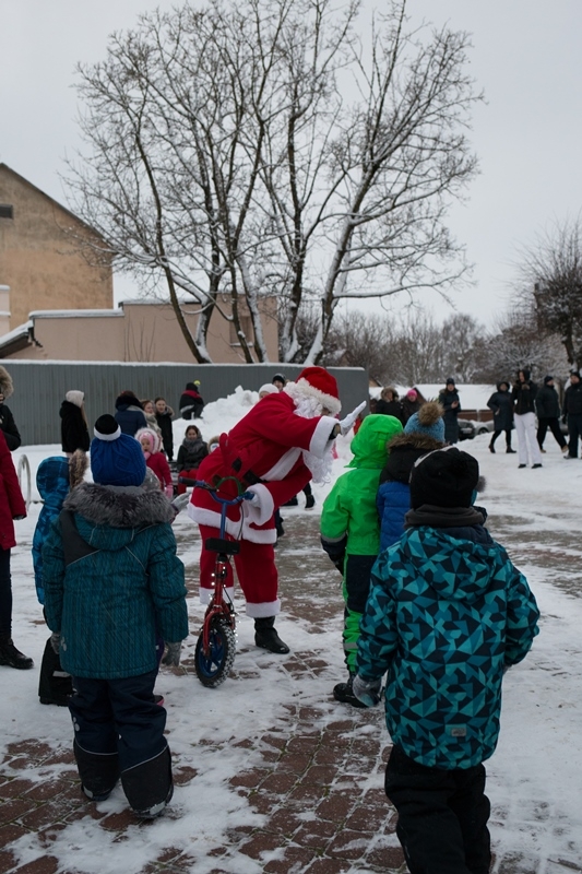 Aucē iedegta galvenā svētku egle