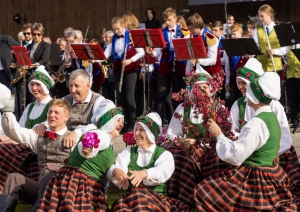 Emocionāli izskanējis Gunāra Ordelovska 95. gadadienai veltītais pūtēju orķestru koncerts Aucē