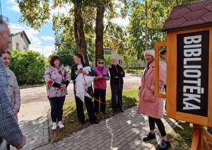 Grāmatas apmaiņas namiņa atklāšana Auru ciemā