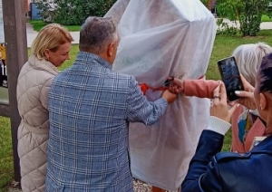 Grāmatas apmaiņas namiņa atklāšana Auru ciemā